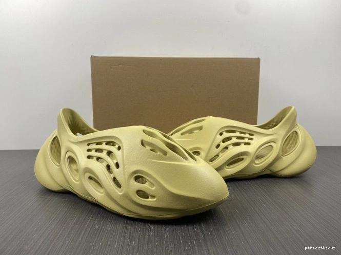 GV6775 Yeezy Foam RNNR Adidas Sulfur 0819